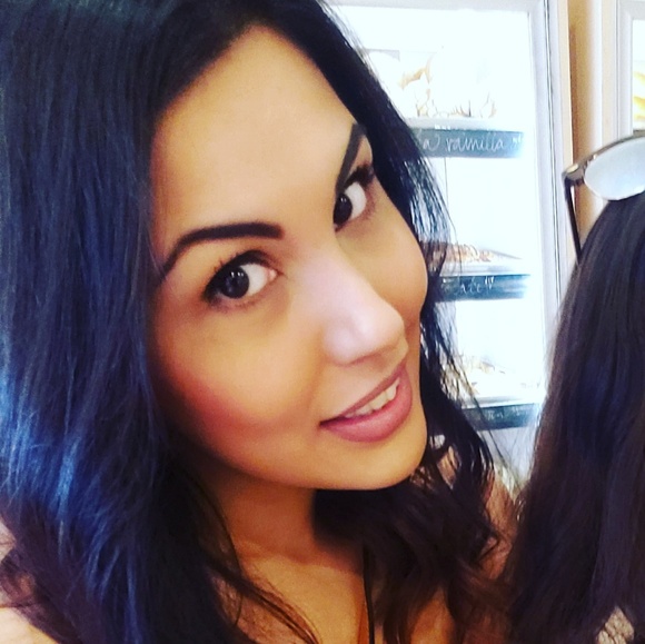 Meet your Posher 💋 TOP- RATED SELLER 💯 - Picture 4 of 8